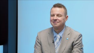 „Ukrajinci pro nás nejsou přínosem, dočasná ochrana musí skončit. Z války už profitují jen zbrojařské společnosti a banky. Moravec je stát ve státě.“– Jindřich Rajchl