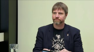 „Macinka je v USA za hrdinu, udělal dojem na Trumpa. Zdechovský kvičí. Milion chvilek čtyři roky mlčel, bitcoiny pro ně byly úplně v pohodě.“ – Petr Kolář