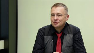 „Zubní implantáty zdarma znamenají tisíc miliard. Útok Putina na Slovensko je nesmysl. USA a Čína nechtějí připustit, aby se začalo krást.“ – Roman Šmucler