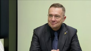 „Vidlák to hodně pokazil. Ve svatého Lipavského lidé věří. Peníze na dálnice se do rozpočtu nedaly schválně. ANO tvoří původní členové ODS.“ – Roman Šmucler