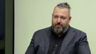 „Českou poštu a Senát zrušit, referendum o ČT by bylo zajímavé. Kyvadlo genderu se ohnulo příliš. Ropa nevadí, plyn ano, to je pokrytectví.“ – Karel Luxík