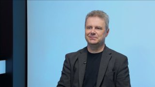 „Svět řídí několik rodin, je nutné omezit vliv nadnárodních korporací. Kapitalismus nemůže být vyvrcholením historického vývoje lidstva.“ – Roman Roun