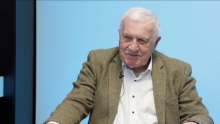 „Evropské elity zbortily Trumpův mírový plán, totálně podléhají Zelenskému. Ukrajinci jezdí masově na dovolenou na Zanzibar.“ – Václav Klaus