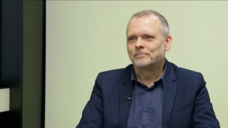 „Neziskovky žádaly Lipavského o dotace po marihuanovém večírku, dostaly je. Pavel se staví do role lídra opozice. Konec TV poplatků může zaplnit Václavák.“ – Miroslav Korecký