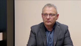 „Druhý nejdůležitější muž Ukrajiny oznámil, že je na útěku. Západ špatně odhadl Rusko. Trump se přepočítal. Putin tahá za delší konec provazu.“ – Lubomír Zaorálek
