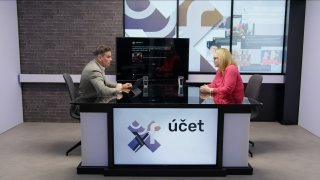 Pavel se snese padákem, politručka u vás zazvoní s urnou a bezďáci volí Kupku
