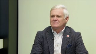 „Nepředání rozpočtu je nezákonné, Fiala prohraje. Na Ukrajinu posíláme nejvíc ze všech. Zelenskyj nechce přestat válčit. Trump bere Orbána vážně.“ – Vlastimil Tlustý