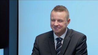 „Proti migraci a povolenkám vytáhneme reparace. My nejsme EU, vzdát se koruny je šílenství. Babiš odčerpal protestní hlasy SPD a Stačilo!“ – Jindřich Rajchl