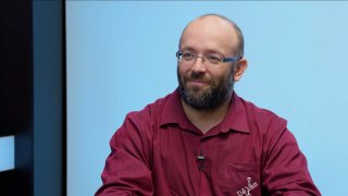 „Podzámčí není spokojené. Ti, kdo se ozvou, jsou zrádci a kolaboranti. Zdaníme dividendy energobaronům, bankovnímu sektoru a zbrojařům.“ – Daniel Sterzik