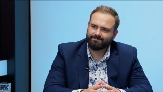 „Dluh vůči obraně ČR přesahuje 600 miliard, vojáci si díly musí frézovat sami. Na Ukrajinu se poslala i technika na hraně životnosti. Akutní nebezpečí necítím.“ – Josef Flek