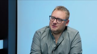 „V sociálních službách jsem zažil tykání, nadávky i fyzické útoky na bezbranné pacienty. V nemocnici byl personál ještě horší, tam padaly i facky. Otřáslo to mnou.“ – Milan Enčev