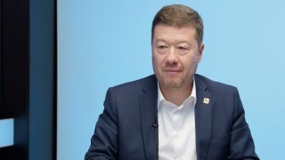 „ČT neplní zákon, má nabobtnalý rozpočet, na zrušení poplatků pracujeme. Útoky USA přinášejí terorismus a migrační vlny. V Íránu jde také o Čínu.“ – Tomio Okamura