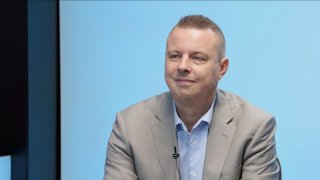 „50 milionů kupcům bitcoinů jde z daní. V právním státě by Stanjura už seděl. Blažek je obětní beránek. Prioritou je konec podpory války na Ukrajině.“ – Jindřich Rajchl