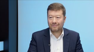 „Na Slovensko jedu kvůli zrušení ETS 2. Sněmovna nebude cestovka. Poslanci realizovali každé tři dny jednu zahraniční cestu, nejpopulárnější bylo Mexiko.“ – Tomio Okamura