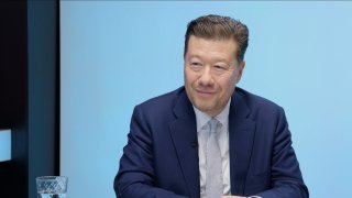„ČT klidně nemusí existovat. Poplatky zrušíme, neustoupíme. Opozice odmítá, aby NKÚ kontroloval finance veřejnoprávních médií.“ – Tomio Okamura