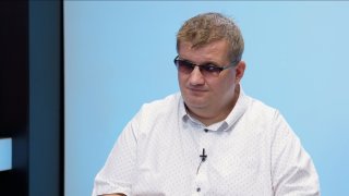 „Koncesionářské poplatky mi nepřijdou spravedlivé. Handicapovaný umělec nemá v komerčních médiích šanci. Podvodníci spoléhají na mlčení obětí.“ – Radek Žalud