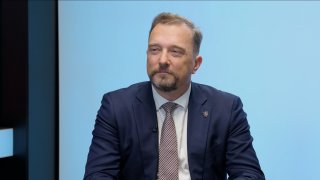 „Motoristé se hlásí k ideálům klausovské ODS. Existence městských obvodů stojí Plzeň půl miliardy. Čím větší kontrola státu nad hospodařením ČT, tím lépe.“ – Hynek Brom