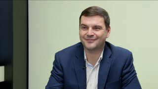 “Fiala je neštěstí, které chodí po lidech i po horách. Ideál demokracie pro Koláře z TOP09 je KLDR. Stanjurovo komando má kontrolovat, kolik u sebe nosíme peněz.“ – Petr Macinka