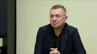 „Jsme na hraně třetí světové války, zveřejňovat SMS je trapné. Okamurovo přijetí v Číně je velký úspěch. AI projde veškerou naši komunikaci.“ – Roman Šmucler