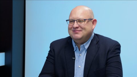 „Naše nátěry obsahují miliardy dutých kuliček. V létě interiér ochlazují, v zimě brání úniku tepla. Díky tomu snižujeme náklady na energie o 35 procent.“ – Jakub Pyšný