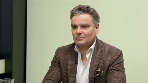 „Kolář je udavač, bonzák a skutečný prezident. Pavel je ústavní pučista. Piráti jsou kašpaři politiky, patří do ohrazené kolonie.“ – Petr Holec