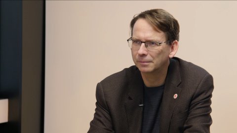 „Vydírání je nesmysl, Macinka vede spravedlivý boj. Trump zveřejněním SMS ukazuje, že před ním Evropané klečí. Fond míru je soukromý projekt.“ – Petr Drulák