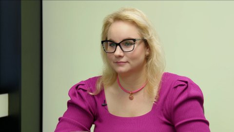 „Benešová rozjela Chvilkaře, ale hlavní hvězda zmizela s penězi. Svoboda slova chybí, svazáci nepolevují. Fialova angličtina je na úrovni 2. třídy ZŠ.“ – Karolina Stonjeková