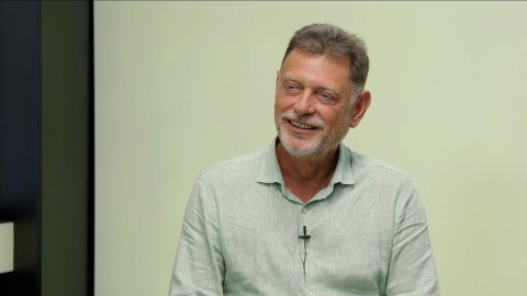 „Turek se hledá, Macinka vyrostl a je nekompromisní. Pavla dorazil Babiš. Pecková kvůli politice přichází o kredit umělkyně. V Praze je bordel a chaos.“ – Vadim Petrov