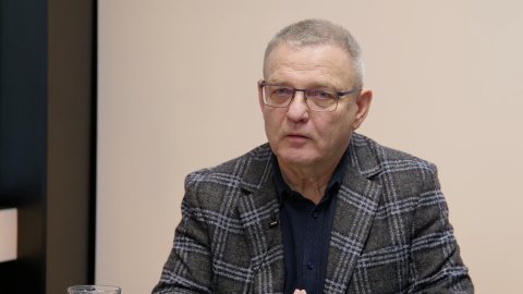 „USA dál míří k planetární dominanci, mění strategii. Rusko je pro ně západnější než EU, o agresorovi už se nehovoří. Hlavním soupeřem je Čína.“ – Lubomír Zaorálek