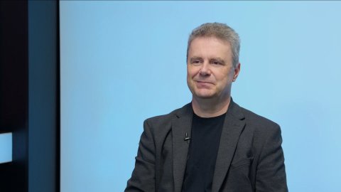 „Svět řídí několik rodin, je nutné omezit vliv nadnárodních korporací. Kapitalismus nemůže být vyvrcholením historického vývoje lidstva.“ – Roman Roun