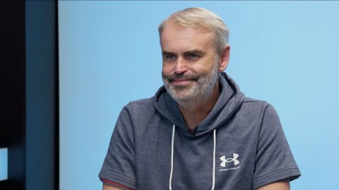 „V bitcoinové kauze udělali Blažek s náměstkem ze státu pračku peněz. Senát už připomíná Sněmovnu. Po válce mohou z Ukrajiny přijít bojovníci i nekontrolované zbraně.“ – Robert Šlachta