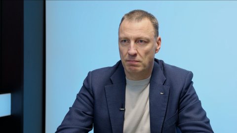 „Voliči lidovců dali hlas SPD a Motoristům. KDU-ČSL je dnes progresivní strana. Jsou jen dvě pohlaví: muž a žena. Mobilní operátoři podporují Prague Pride.“ – Jan Wolf