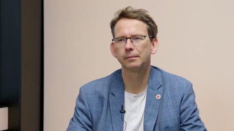 „Trumpovo oznámení vítězství je obrovská blamáž, může přijít o úřad. O míru se bude jednat na základě íránských představ. Pavel se chová naprosto nedůstojně.“ – Petr Drulák