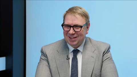 „Porodnost padla na historické minimum od dob Marie Terezie. Rodičák vzroste na 400 tisíc. Osamělost seniorů a nájemní bydlení jsou vážný problém.“ – Aleš Juchelka