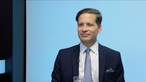 „Zestátnění ČEZu elektřinu nezlevní. Konflikt v Íránu může rychle skončit. Voliči spílají Trumpovi kvůli zdražení pohonných hmot.“ – Lukáš Kovanda