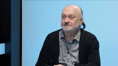 „Volby byly poměrně výrazně ovlivněné. Magyar je ale Maďar z masa, krve a kostí, dvacet let nejbližší spolupracovník Orbána. Ten si vliv uchová.“ – Ladislav Jakl