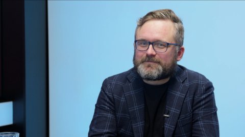 „U Pirátů mám dveře zavřené. Pavla jsem nevolil. Stanjura financím nerozumí. Kvůli koalicím jsme u Stačilo! uspěli s pěti žalobami, u SPD se třemi.“ – Mikuláš Peksa