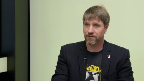 „Podle spisu tekly peníze z Dozimetru k hnutí STAN, s volbami to zacvičí. Fialův poradce si v sauně poměřoval pindíka. Drony v Polsku působí jako provokace.“ – Petr Kolář