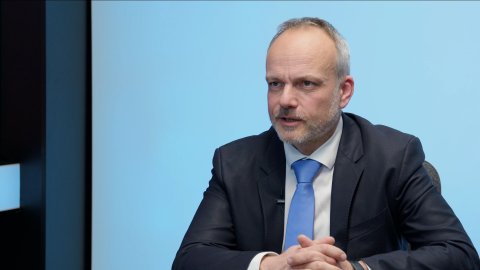 „O slavné jméno se neopírám, láká mě Sněmovna. Rád bych viděl Česko mimo systém EU. NATO není obranná aliance, ale útočná.“ – Milan Loprais