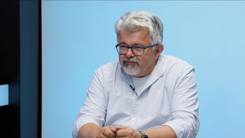 „Nemáme se chovat jako hysterický státeček. Utíkání k Ústavnímu soudu je známka nezvládání politiky. Summit NATO je o budoucnosti aliance.“ – Jiří Weigl