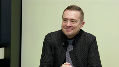 „Úhradová vyhláška na letošek je zločin. Covid ukázal selhání elit. Česká televize a Český rozhlas ročně utratí čtvrt miliardy za výběr poplatků a bojí se NKÚ.“ – Roman Šmucler