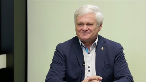 „Vystrčilovo vměšování do tchajwanské otázky má katastrofální důsledky. Na summitu NATO půjde o miliardy. Plakáty SPD ukázaly reálné nebezpečí.“ – Vlastimil Tlustý