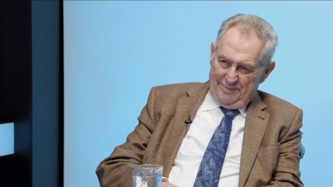 „Pavel je vůdce bezradné opozice. Politik nesmí být směšný, což mu při cestě na summit NATO hrozí. Válka na Ukrajině může skončit poměrně brzo.“ – Miloš Zeman