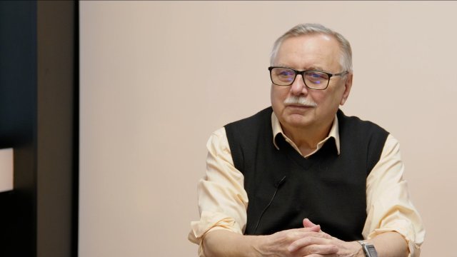 „Clintonová vystoupení podcenila. Proti Orbánovi přichází tlak z Bruselu. Platí dvojí metr: Rusové na olympiádu patří. Zelenskyj hraje na změnu politiky USA.“ – Oskar Krejčí