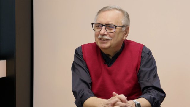 „Trump neví, jak z války v Íránu vycouvat. Merzův ‚návrat Syřanů do vlasti‘ je jen předvolební heslo. Skandální je, že se Maďaři nechali odposlouchávat.“ – Oskar Krejčí