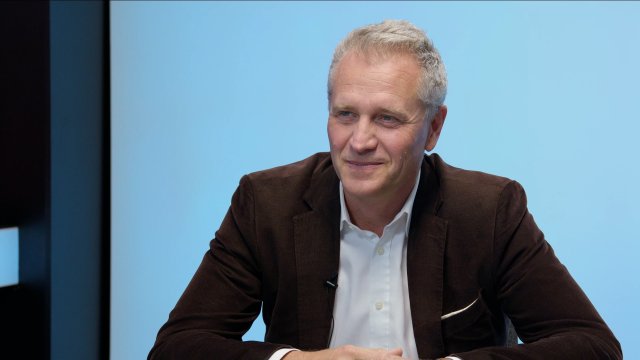 „Měl jsem 29 domovních prohlídek. Milion chvilek budu žalovat o jeden milion korun. Voliči vědí, že se v Německu před volbami vymýšlejí kauzy.“ – Petr Bystroň