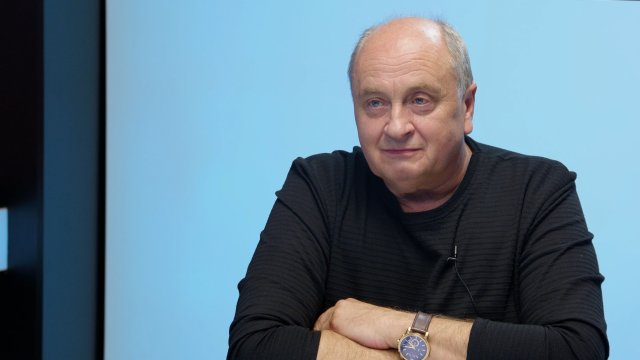 „Česko ohrožuje velká migrace, problémy nám působí muslimové z Teplic. Stačilo! spojilo levici. O přijetí eura má rozhodnout referendum.“ – Zbyněk Šimbera