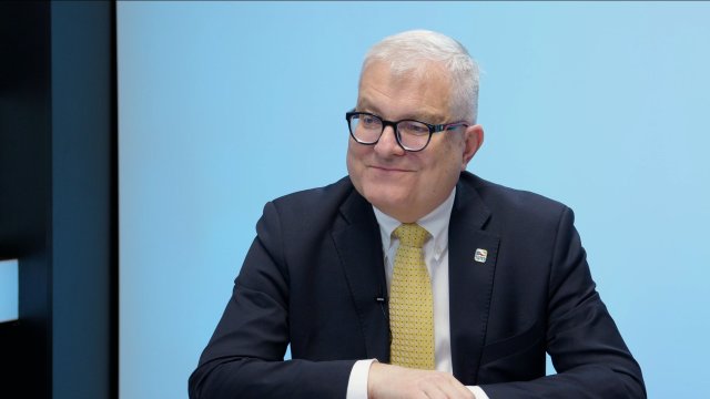 „Pražané se stali rukojmími sociálních experimentů. Tramvaj na Václavském náměstí je naprostý nesmysl. Zpoplatnění vjezdu by bylo jen daní navíc.“ – Milan Urban
