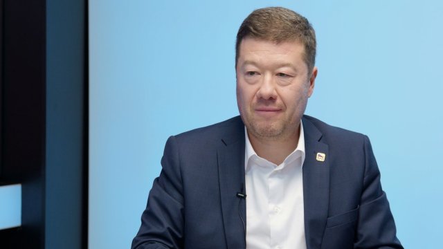 „ČT neplní zákon, má nabobtnalý rozpočet, na zrušení poplatků pracujeme. Útoky USA přinášejí terorismus a migrační vlny. V Íránu jde také o Čínu.“ – Tomio Okamura