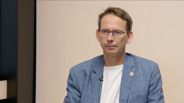 „Pátá republika umírá, Macronovi nevěří už nikdo. Rusové vyhrávají, kompromis bude podle jejich představ, ne amerických. Požadují ruskojazyčnou Ukrajinu.“ – Petr Drulák